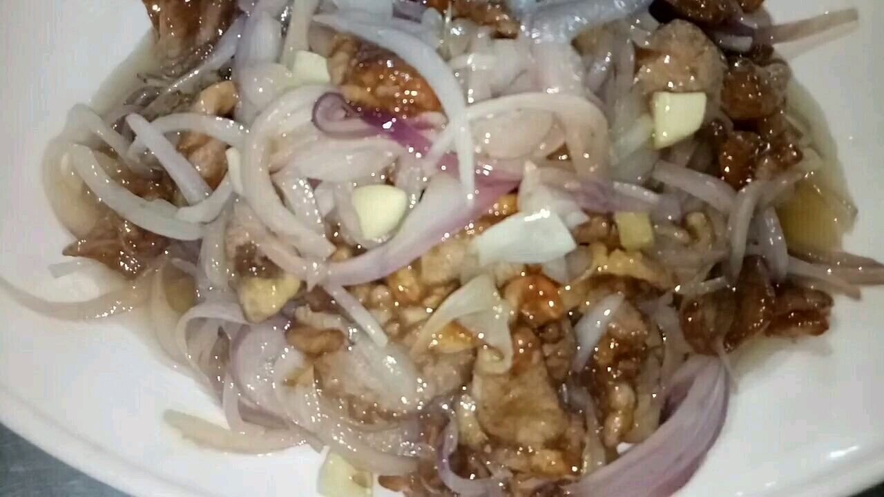 厨师炒洋葱肉丝间单好吃