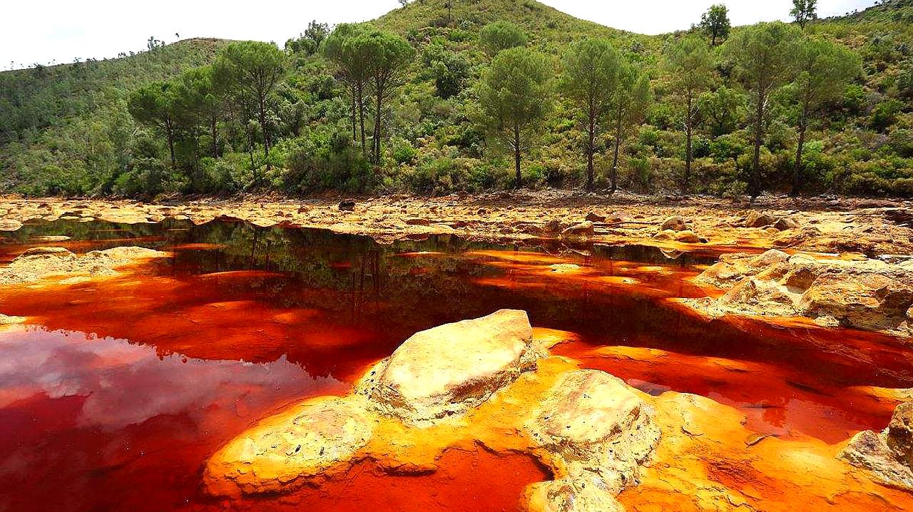 [图]世界上最危险的河流,血红色河水异常壮美,人掉进去会被腐蚀掉!