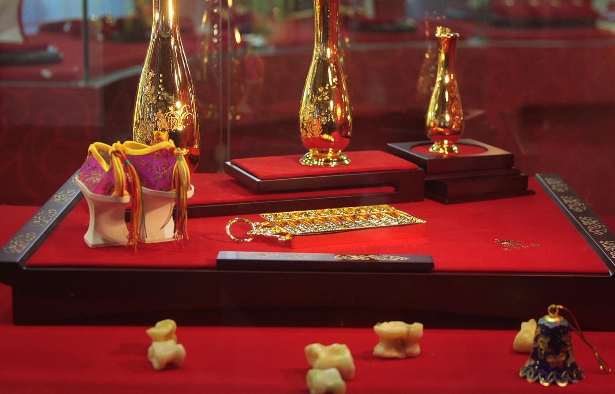 2007年 11月 1日 , 黄金鞋 , 黄金 算盘 , 黄金 棋子 , 棋盘 , 翡翠 