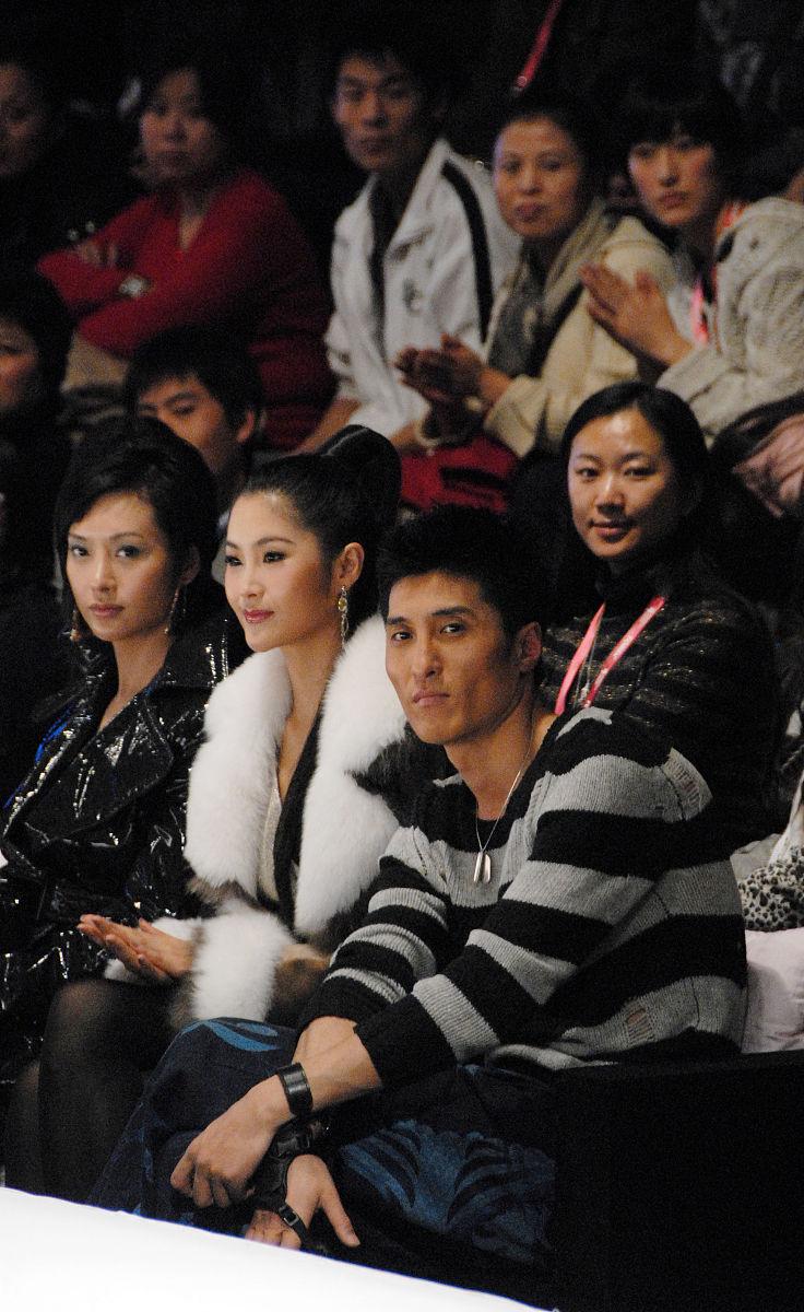 2007年 11月 8日 , 北京 , 男 模胡 东 北京 出席 时装秀 . 坐在 美女