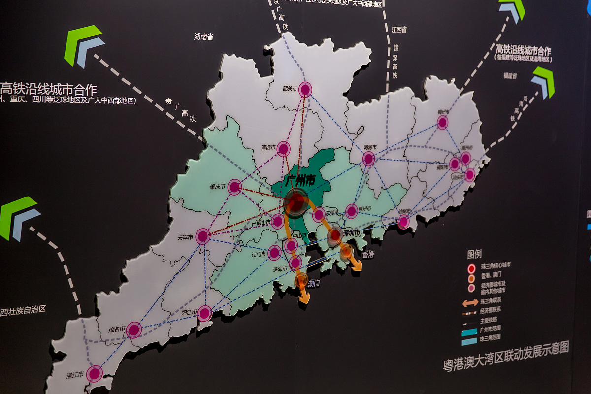 请分析为什么南宁港口的港口物流产业转型缓慢