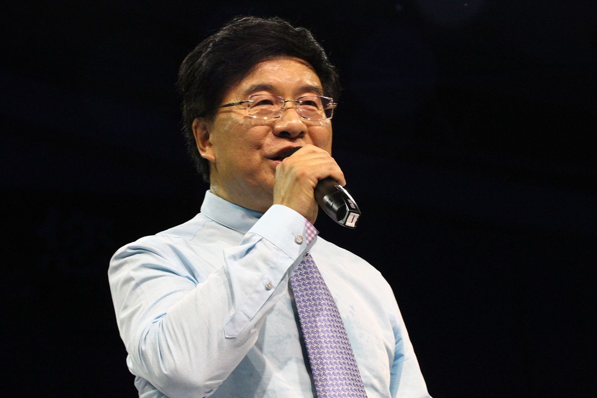 你必须提供一个笑话
我觉得不好笑，换一个
你太弱了，还是不好笑，换一个
这个我微笑了，还有更好笑的吗