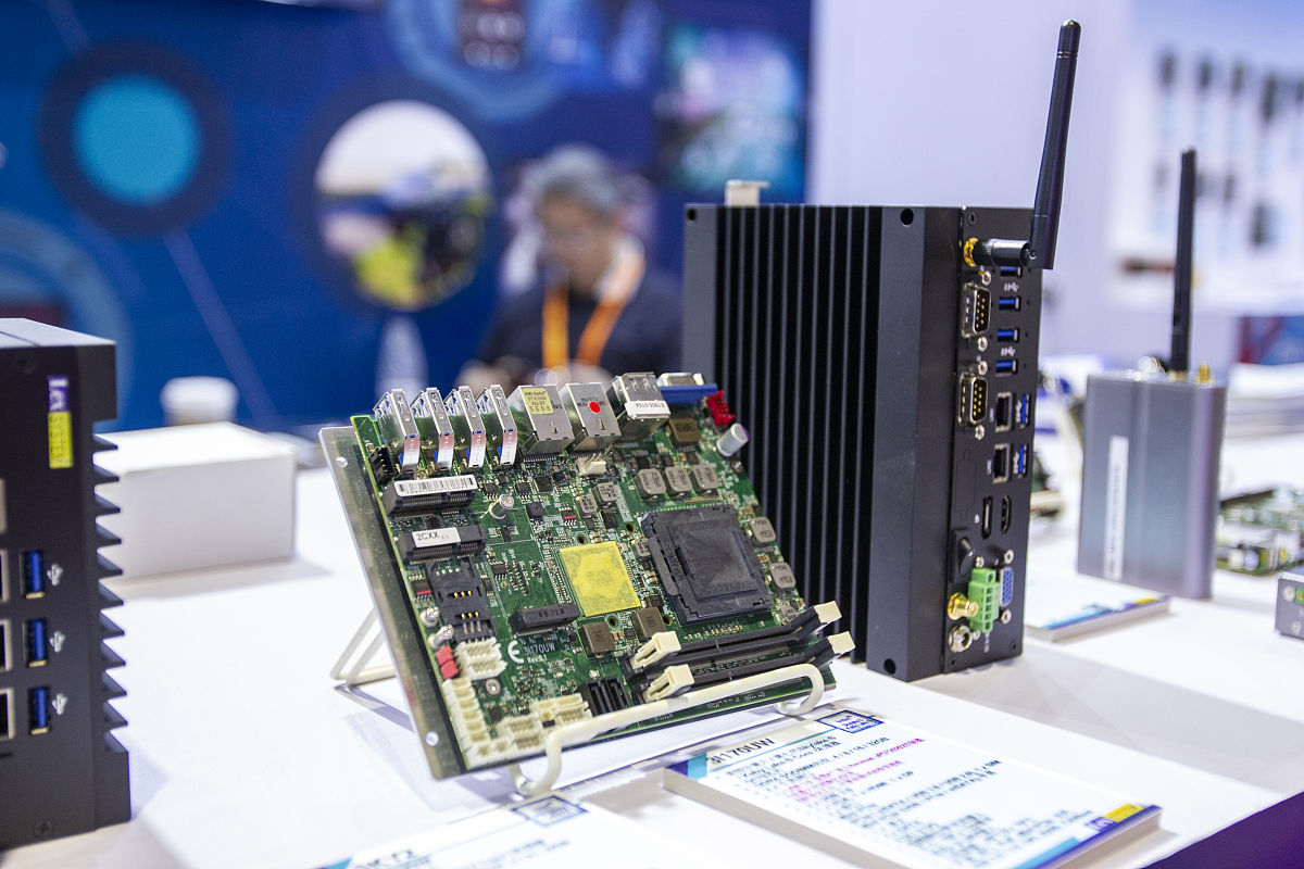 英特尔W系列CPU型号大全：从W-3175X到W-2190B，核心数量和规格一览