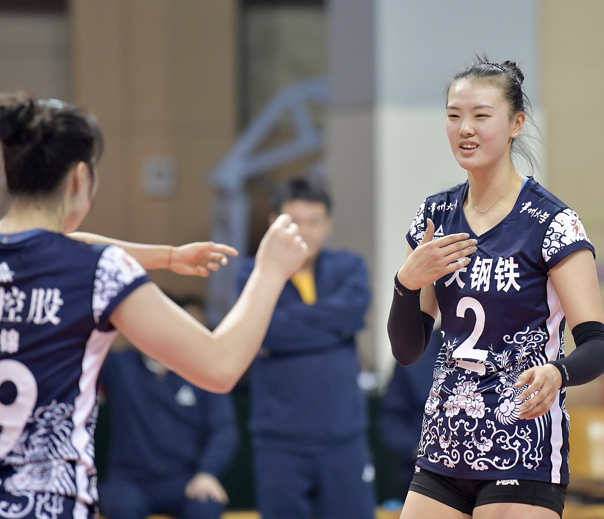 中国女排训练新奇招：互闻腋下，提升团队意识