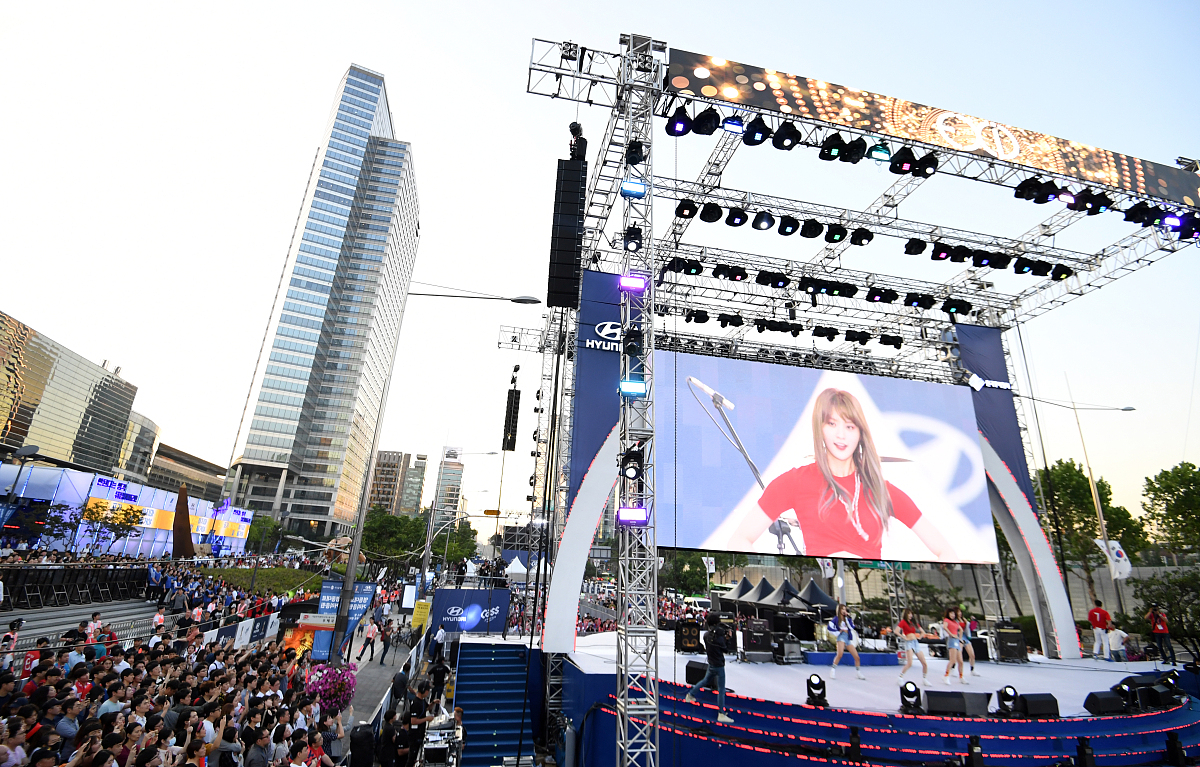 2018年6月18日,韩国首尔,球迷为世界杯加油.***_***exid(hani-jeonghw