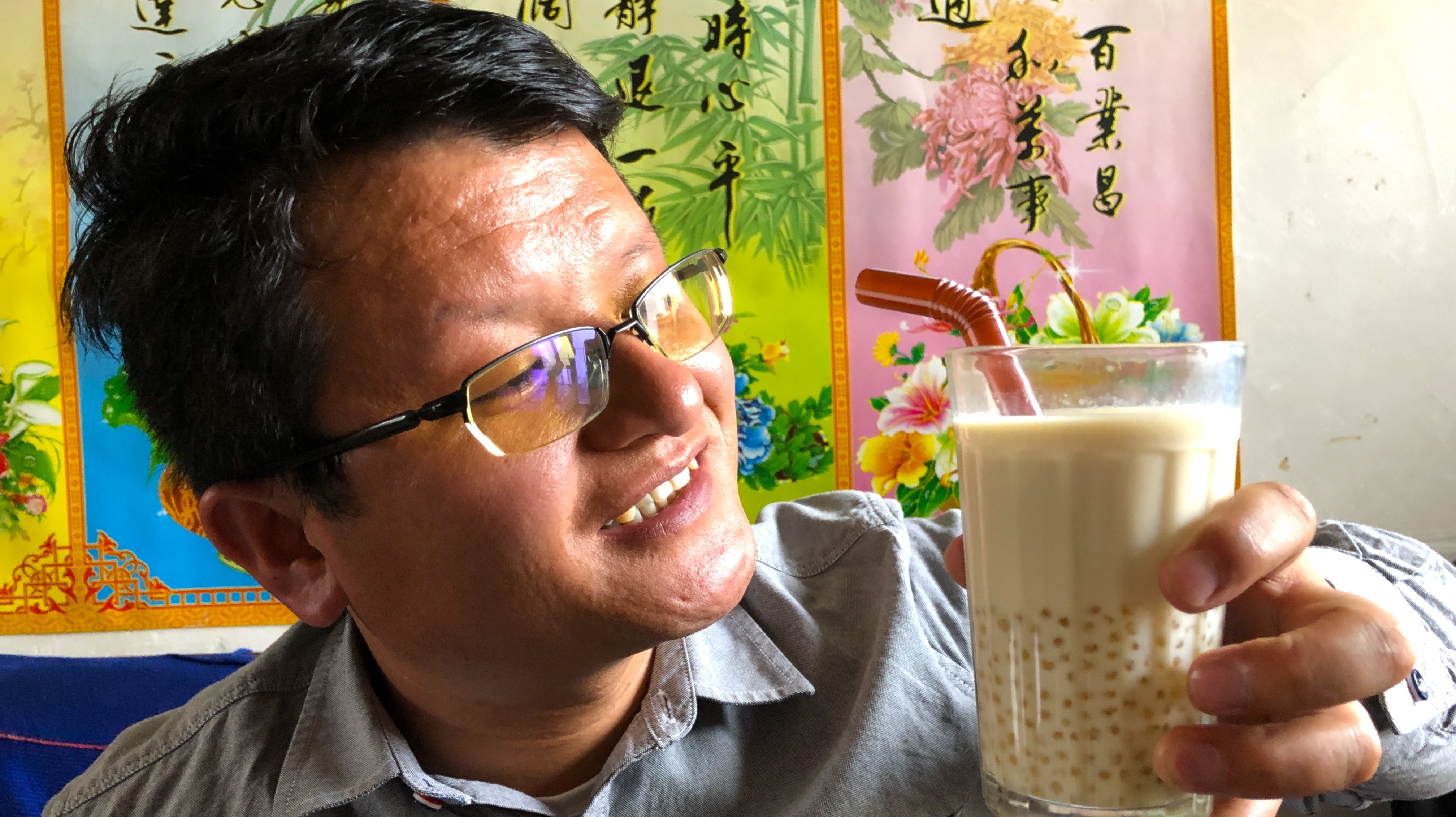 农村小哥教你这样做珍珠奶茶,做出来的奶茶,纯天然、更美味
