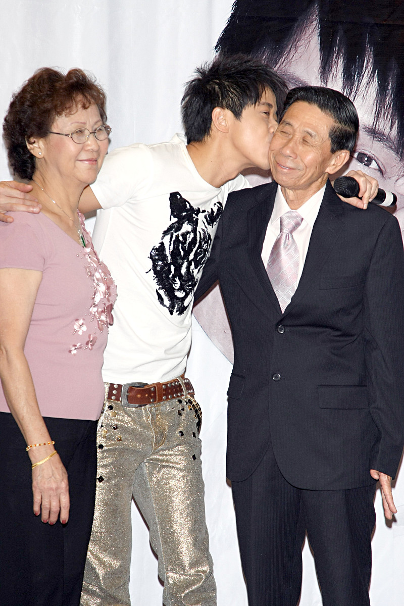2008年11月15日,台湾,光良《第一次》演唱会庆功宴.光良与父母+++_+++