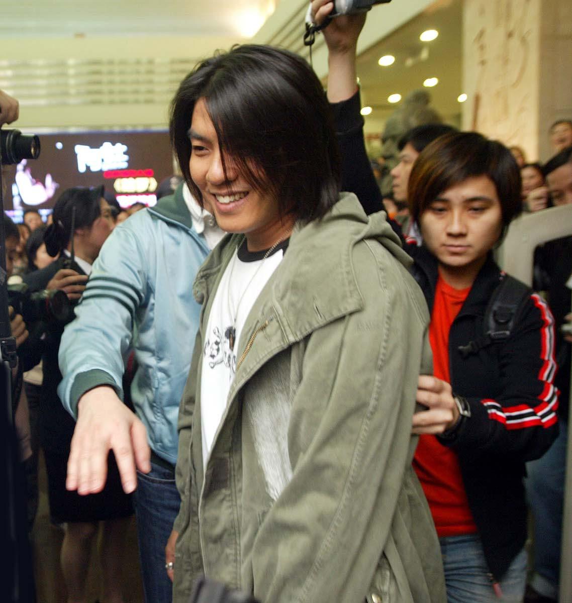 2004年3月16日,华语歌坛重型偶像级歌手阿杜携新专辑 hello>到重庆作