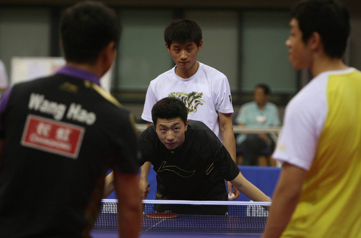 改写一下段落字数要求500字：近日有关张继科的传闻引起了广泛关注。虽然张继科工作室已经两次发表声明否认但是这些传闻仍然在持续发酵。传言称张继科因为借钱欠债及传播女演员隐私视频而备受争议。然而这些传言究竟是真是假目前还没有确凿的证据。张继科作为中国乒乓球队的一员曾经在世界乒乓球赛中多次获得冠军备受国内外球迷的喜爱。然而在近年来他并未参加比赛也没有宣布退役。据刘国梁透露张继科希望和好友马龙一起退役。在