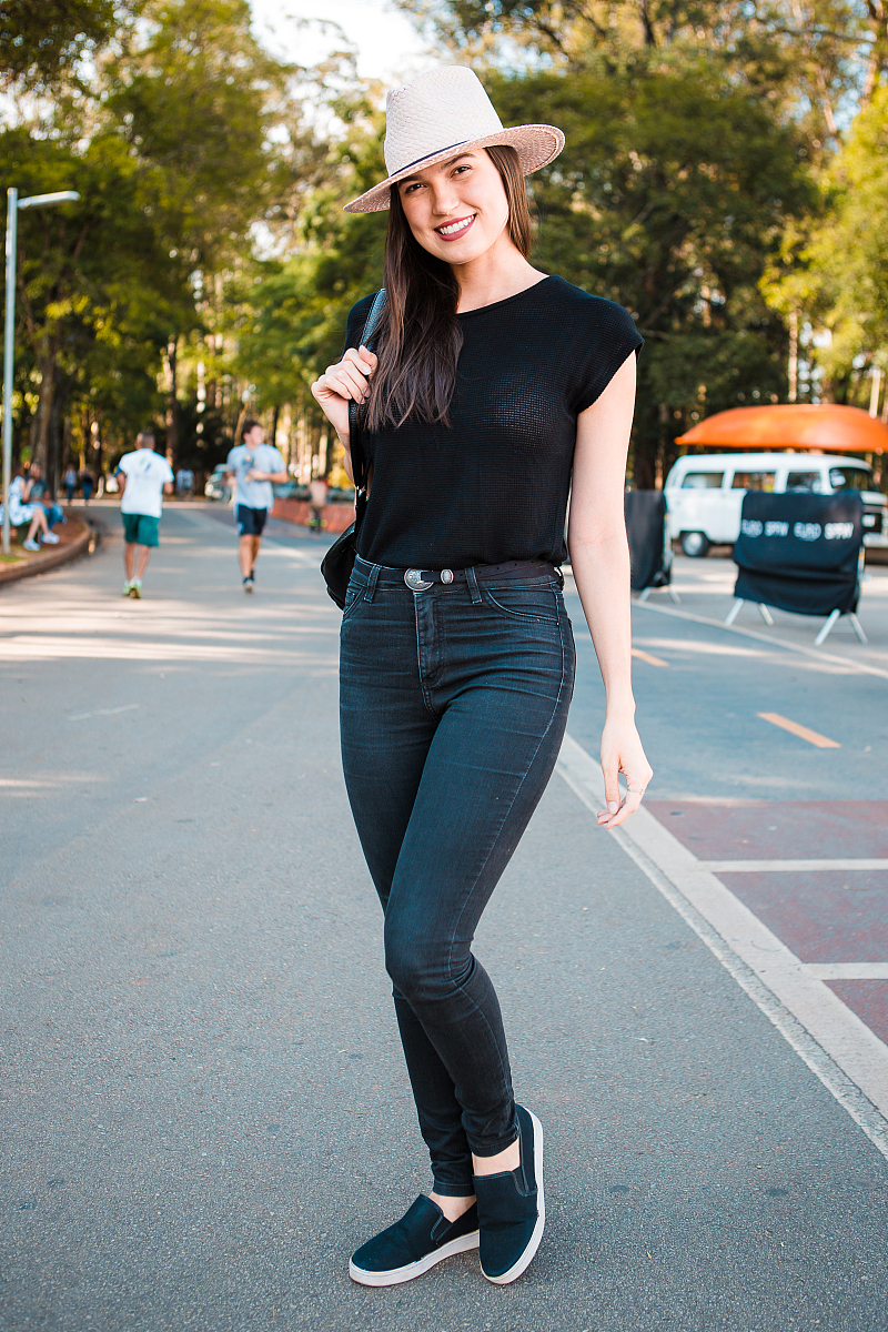 裤子作为日常穿搭中必不可缺的时尚系列在服饰圈中自然是占据着较高的地位