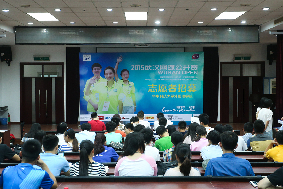 我是一名供电公司的团支书要在5月29日与学校合作举办一个校企共建的宣讲活动活动形式为大手拉小手活动的主题是打造亮丽北疆建设伟大祖国宣讲内容包括用电安全环保节约号召学生努力学习投身强国伟业。宣讲活动不仅在校园现场取得了良好效果学生回到家后也向家长宣传了安全用电和节约环保将宣讲活动做深做实。你能根据以上内容给我多出几篇高质量的新闻稿吗？