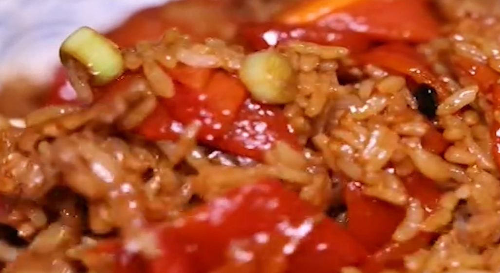 人气火爆的湘菜小馆,肉汤泡饭椒香四溢,光吃主食都很满足