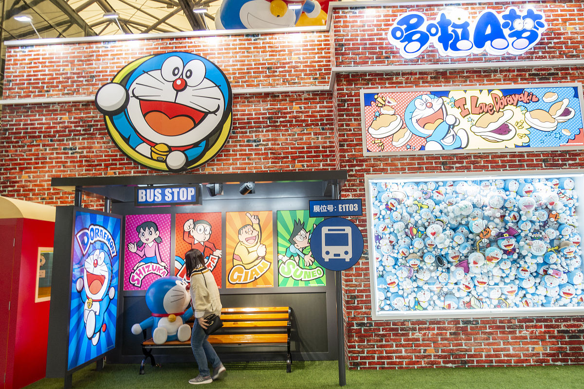 根据以下背景故事编写《哆啦A梦》同人小说公元22世纪人类为了解决能源危机在地球上修建了一系列高耸入云的幻塔以从宇宙中获取宇宙能源但某一天某座幻塔发生了爆炸泄露的辐射污染了全球。幸存的人类分为了两派一派是研发了抑制器准备继续利用宇宙能源的海嘉德另一派是决定利用时空同步装置将如今的地球与21世纪的地球相合并的艾达之子哆啦A梦就是艾达之子派往21世纪地球的眼线他正是由艾达之子第3代继承人野比世修派遣到21世纪他的曾孙子野比大雄家搜集时空数据以进行时空同步但时空同步成功的代价是原来21世纪的人类的灭亡