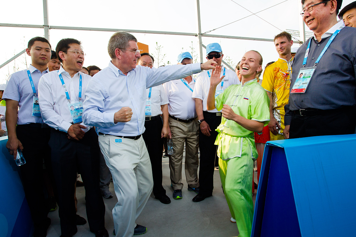 这是一段给一位位高权重的领导的话请用合适的语言翻译这段话：Hi ___________I hope this finds you well! How is Benjamin I’ve recently come back to Hainan for a bit before going back to the USA I’m wondering if you’re in Haikou recent