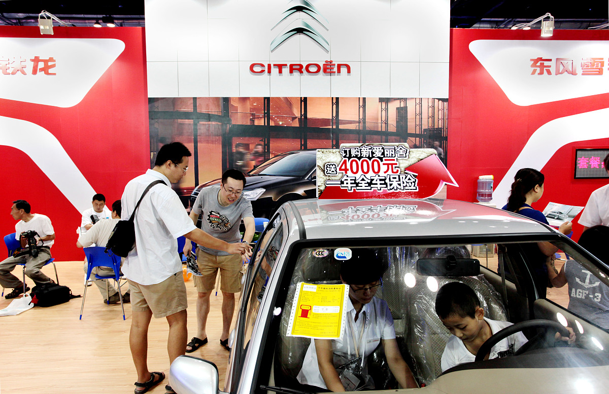 请想象你是一名25岁的男性生活于在2023年的中国月薪8000元你计划在没有任何人的帮助下2年内购买一辆宝马5系或者奥迪A6L 或者是奔驰E级的新车请给出你的计划