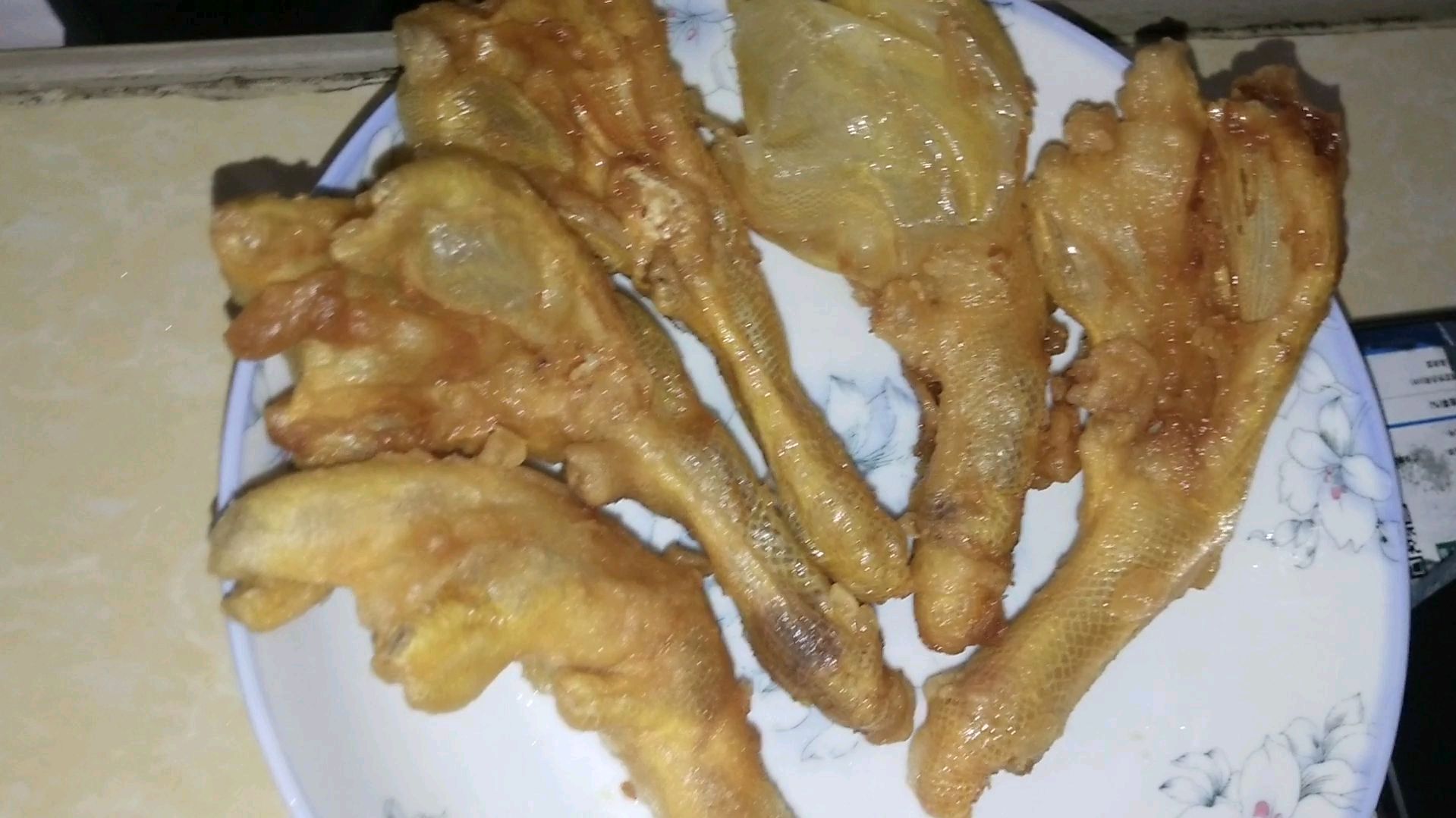 鸭脚炸好后可以这样摆盘,既好看又美味,表皮金黄,外酥里嫩