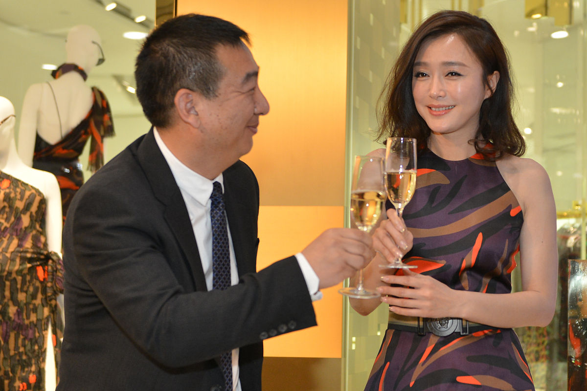 2<strong>0</strong>16年04月23日,辽宁省沈阳市,秦岚出席versace开业剪彩. 秦岚