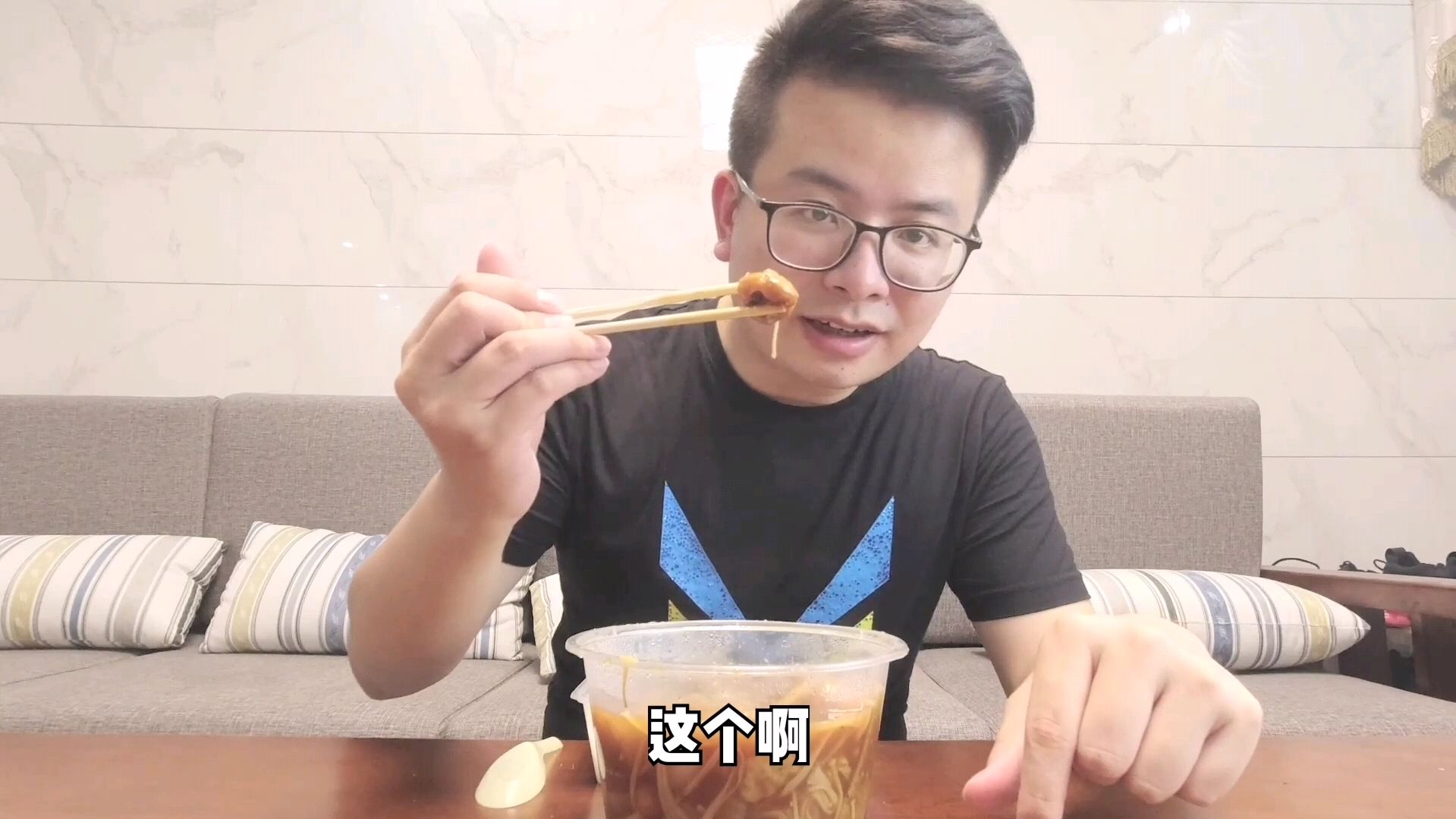 小伙前往沙县小吃,打包了一份16元的黄焖鸡米饭,味道正宗吗?