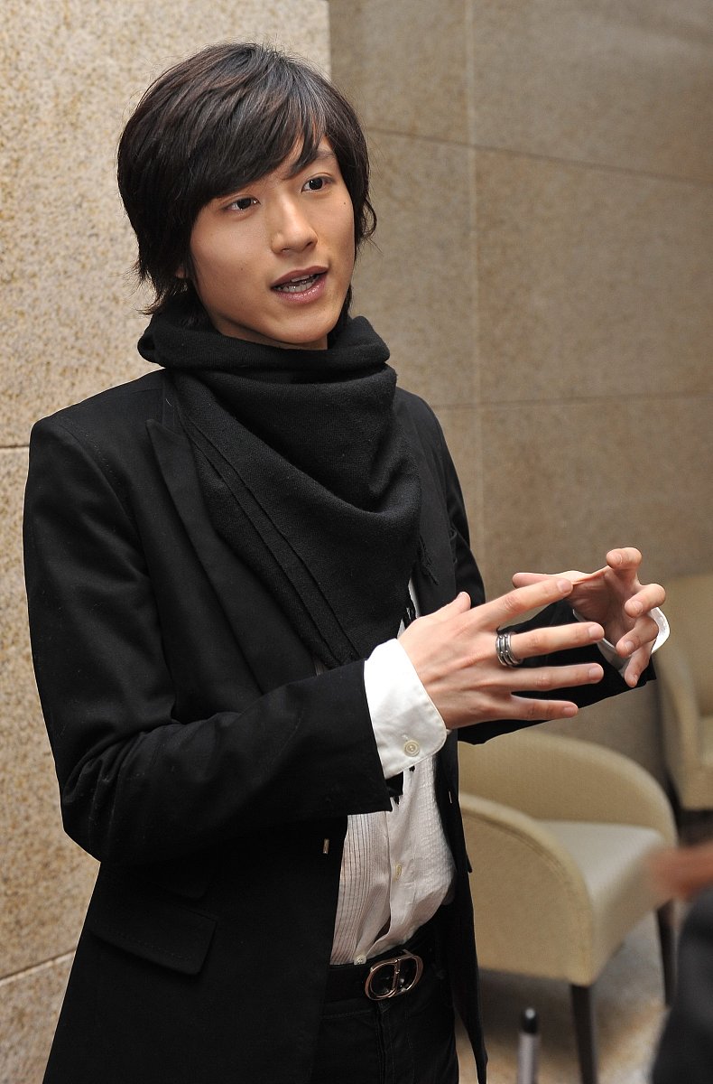 2011年4月2日,北京,娱乐传媒机构艺立方举办新闻发布会.***_***张峻宁