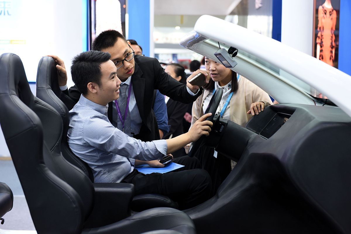 假设我是一名云计算技术应用的大学生现在临近毕业需要交一份与云计算专业相关的毕业设计你能帮我起草一份毕业设计的大纲吗