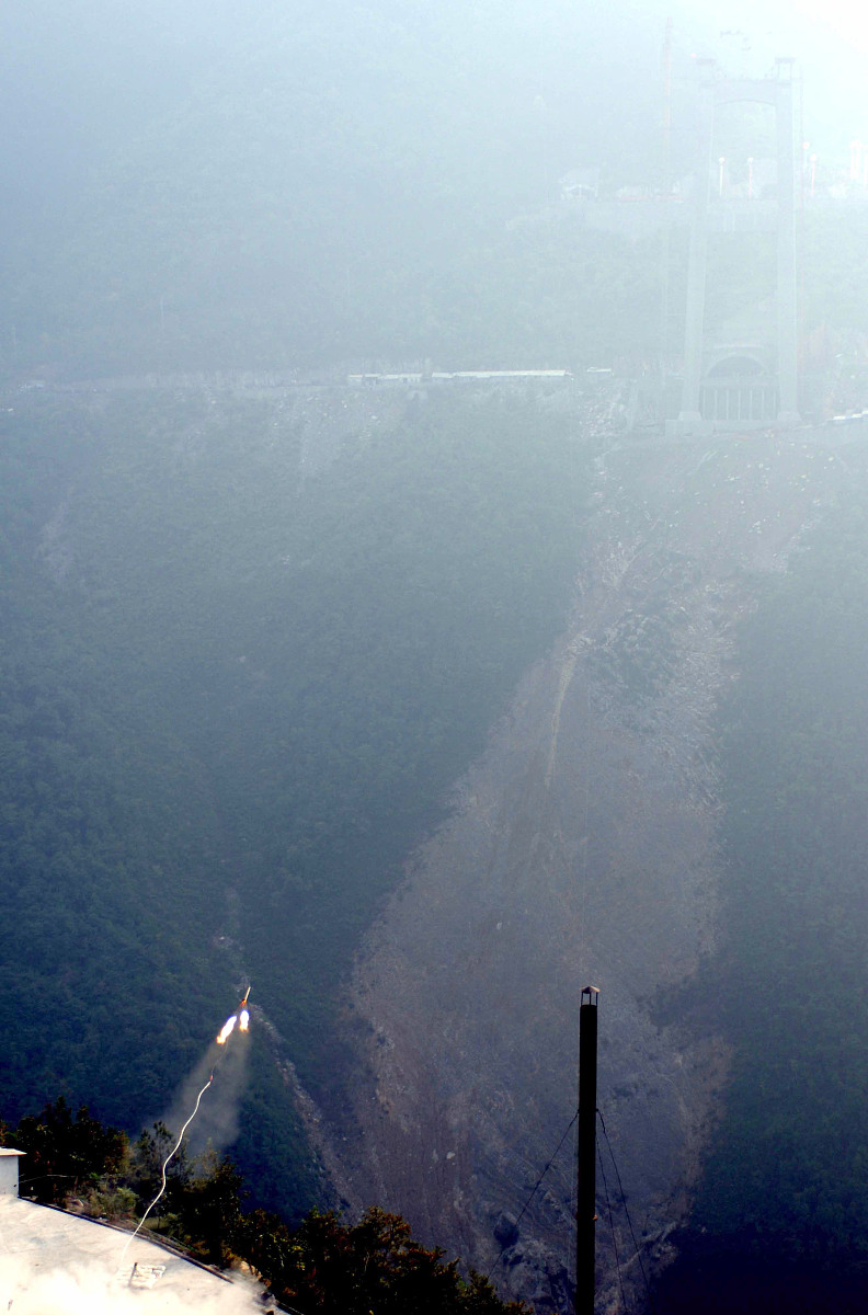 2006年10月9日,一枚小型火箭在湖北省巴东县四渡河西岸腾空而起,牵引