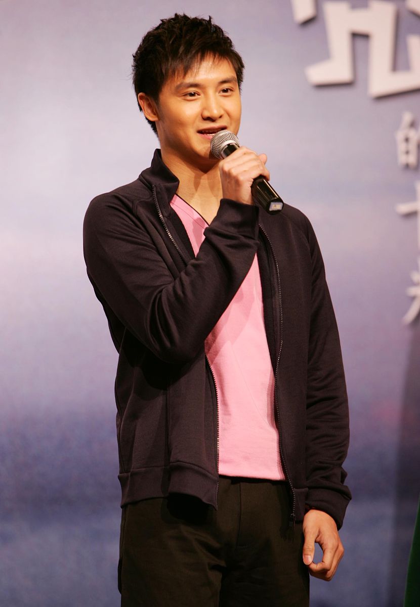 2006年3月16日,北京,奥运跳水冠军田亮推出自传新书《最亮的十米》.++
