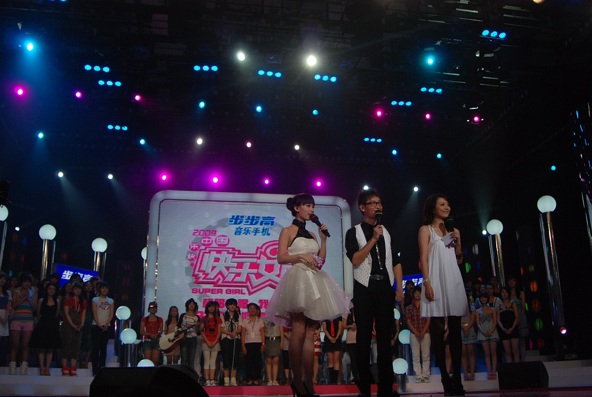 举办校园歌手大赛写一个宣传网页颜色搭配要以蓝色调为主