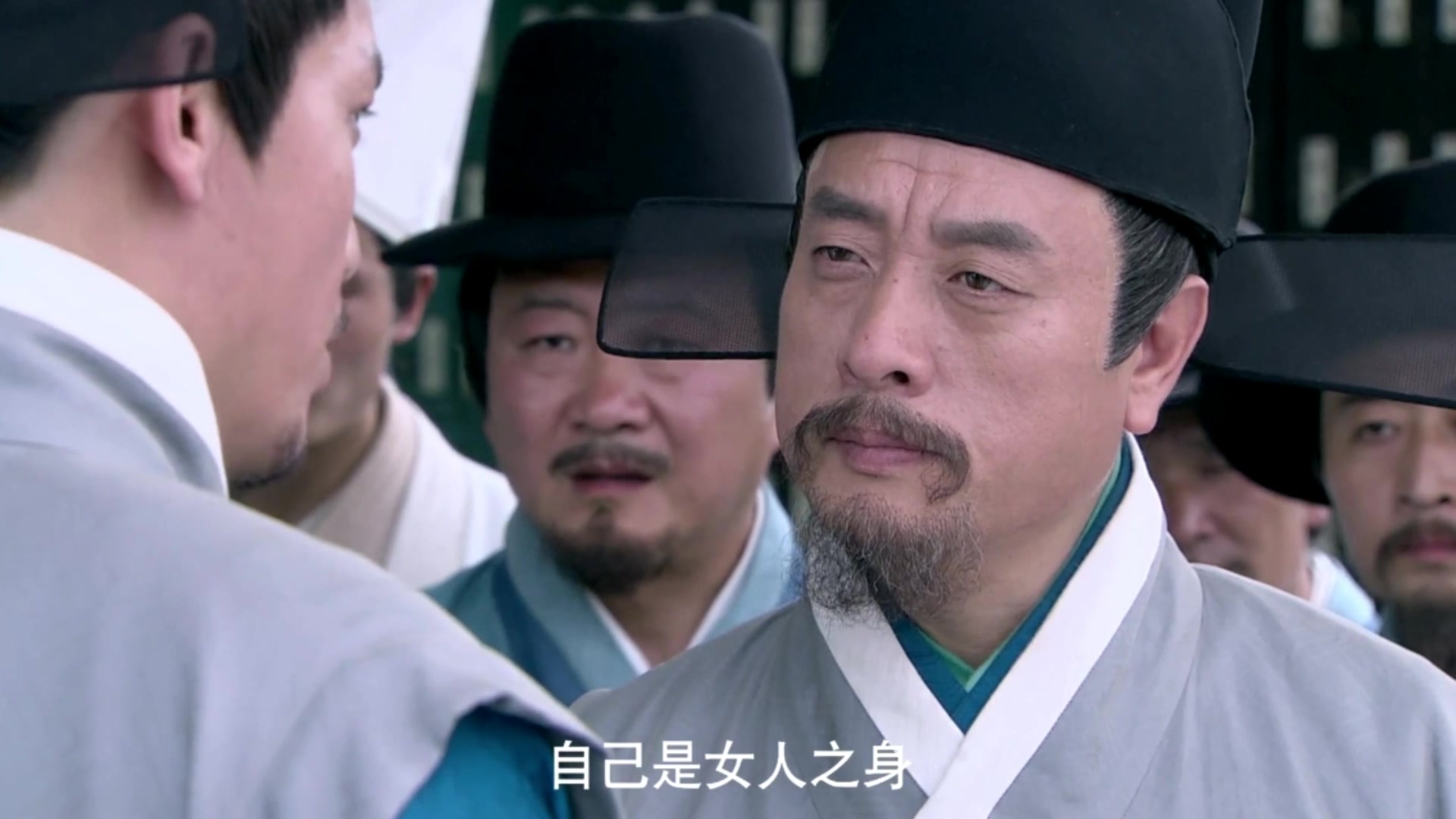 一群太医技不如人还搬弄是非,而刘太医年过五十却对允贤十分佩服