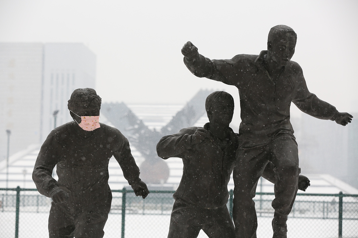 2016年12月12日,沈阳迎来降雪天气,位于沈阳市图书馆的纪念中国足球世