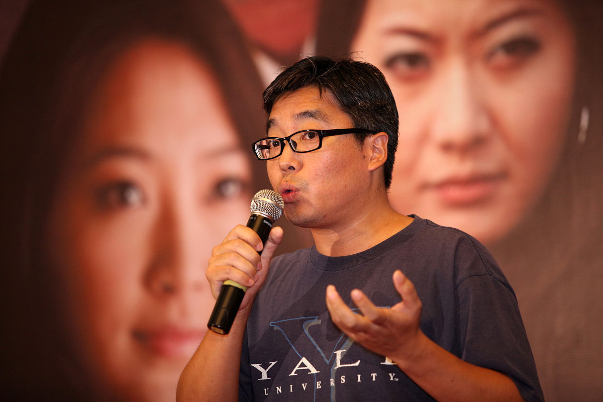 2012年9月17日,北京,电视剧《谍战深海》在京发布.导演狄杰高呼:钓鱼