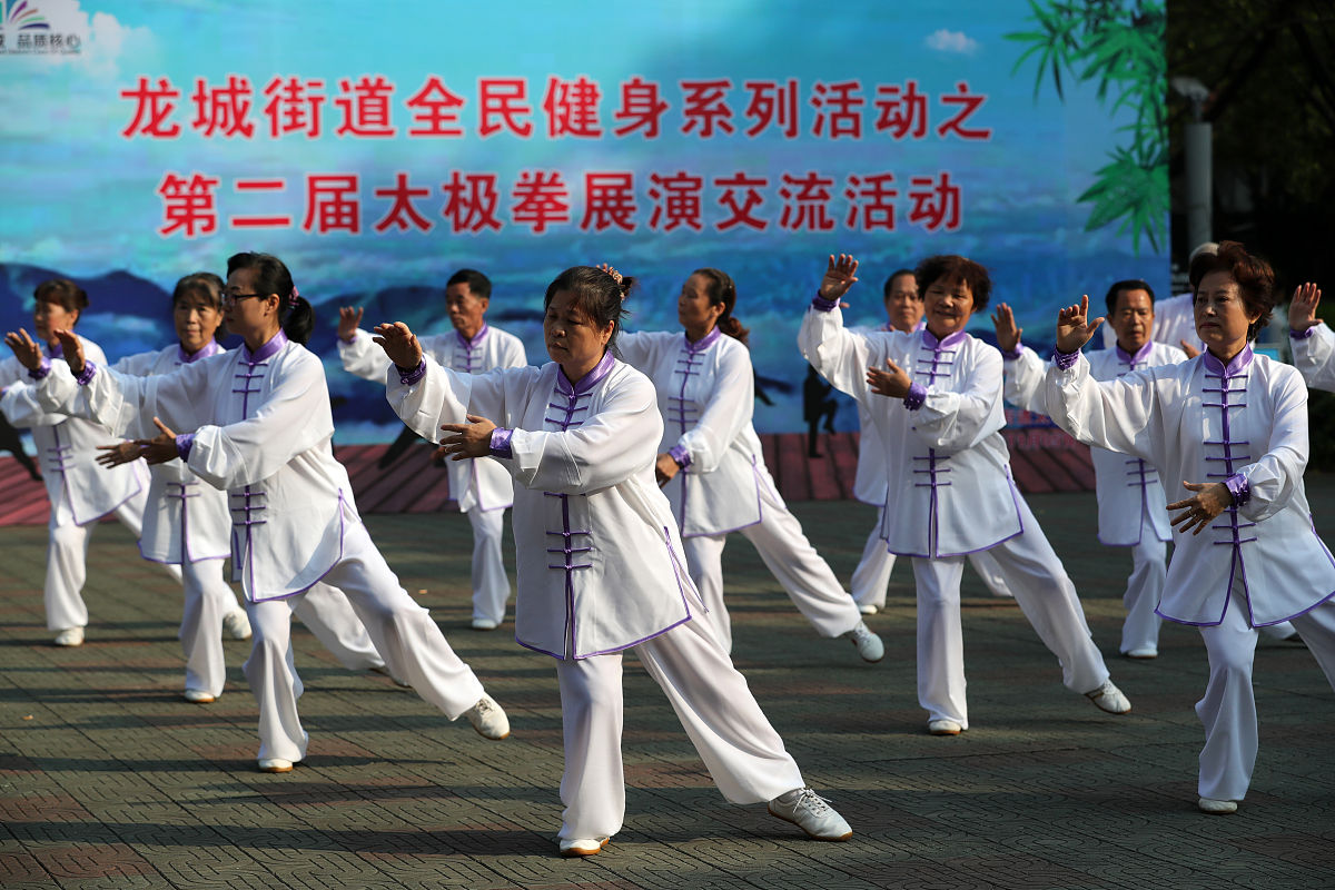 如果你是一个专业的健身教练我想要在七月前瘦10斤我主要是四肢粗壮核心没有力量臀部扁平小腿过粗我的颈椎不好。我现在在浙江大学经常去食堂吃饭你可以告诉我要每天要怎么选择食物吗？以一个表格的形式呈现需要时间和事项。