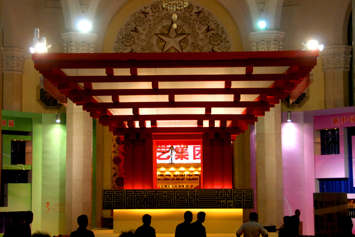 (禁止上海媒体下载)2009年8月12日,将于8月13号开幕上海书展布展就绪.