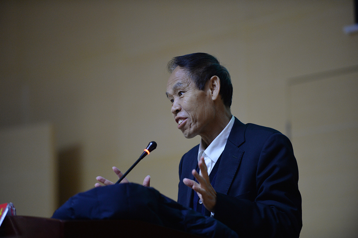 小学新教师自我剖析不足之处分点描述。