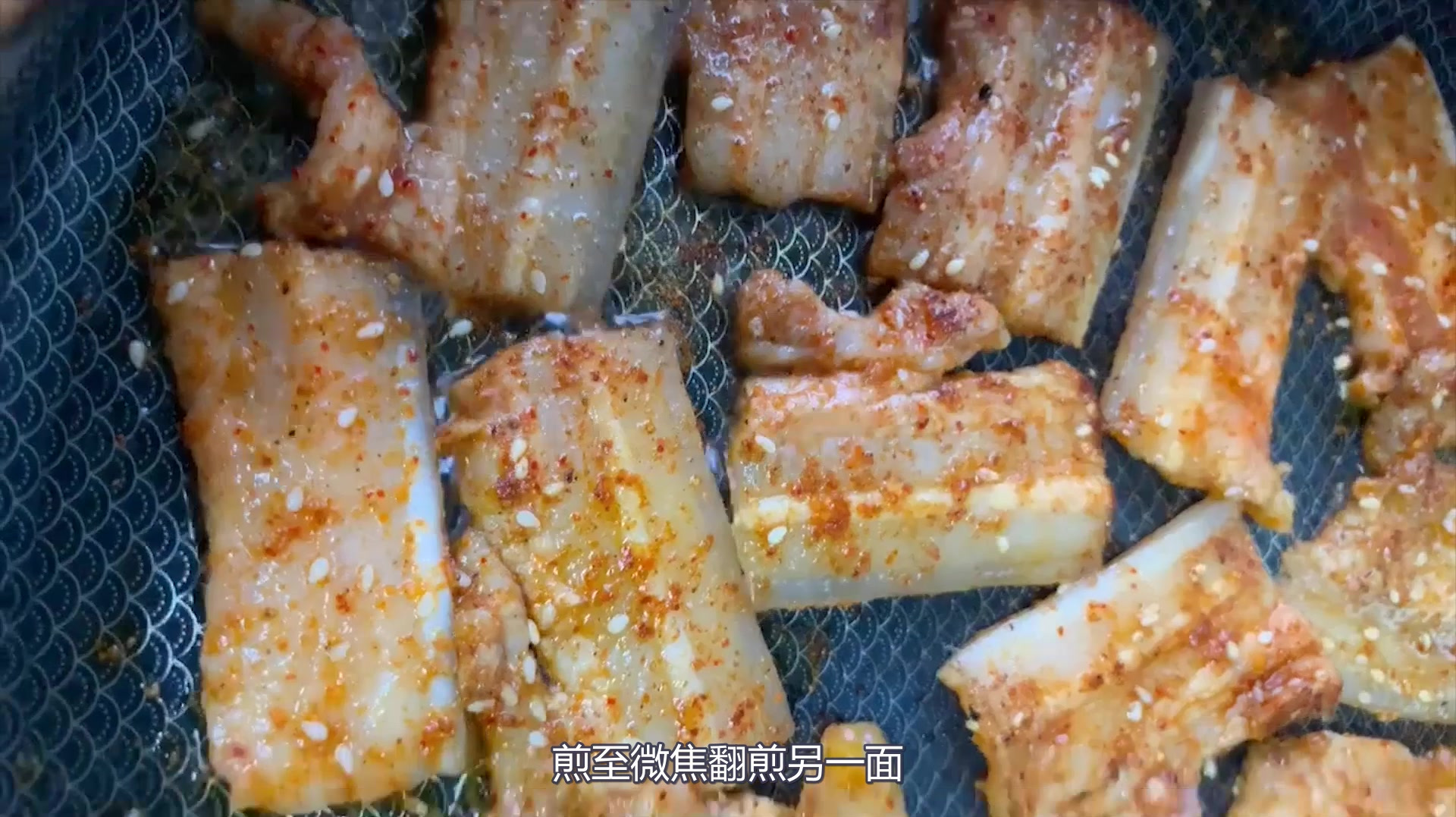 教你在家做烤五花肉,一个平底锅就可以做到,外焦里嫩太香了