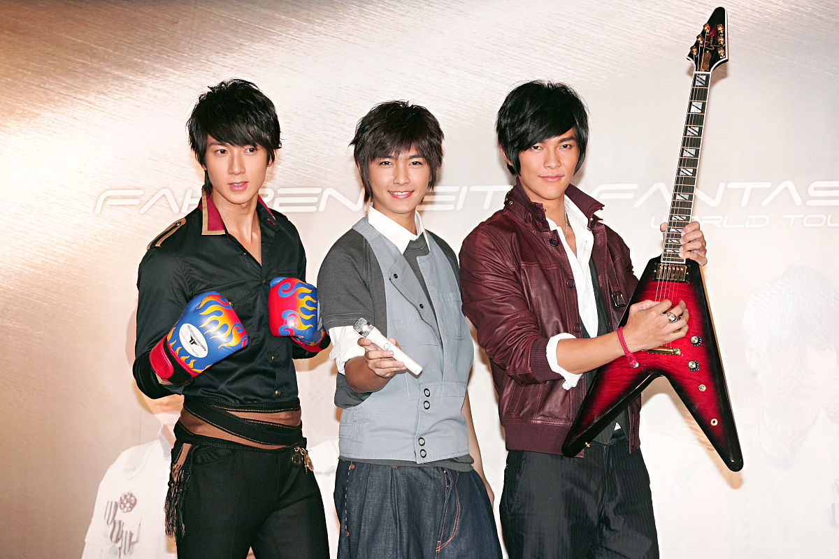 2008年8月8日,香港,飞轮海为世界巡演首站宣传.吴尊 炎亚纶 汪东城+++