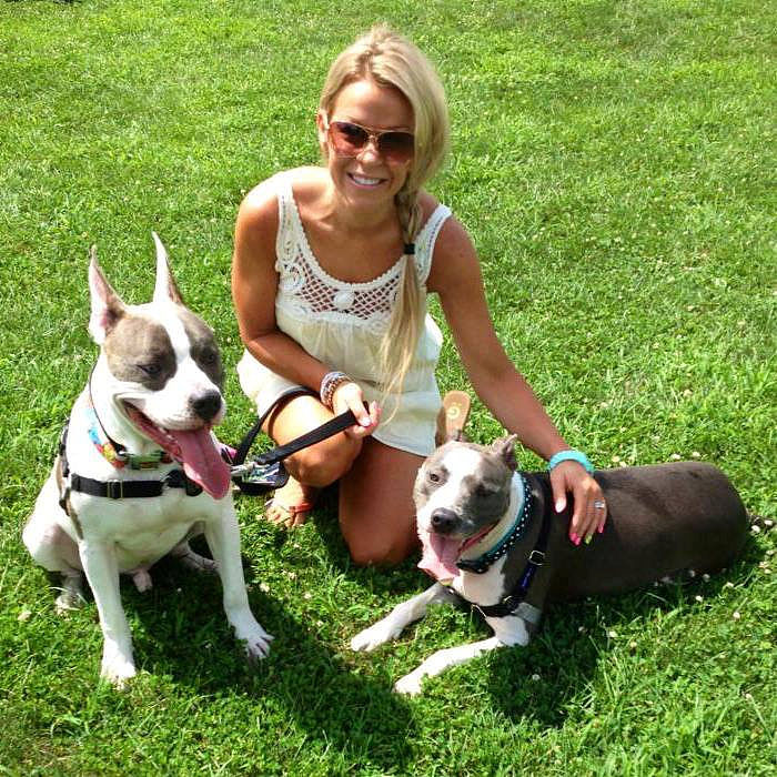 改写后面介绍：该作品是一部浪漫幻想剧讲述了一生都要以20岁生活被诅咒的人物为了改变命运而潜入拥有线索的度假村发生的故事。