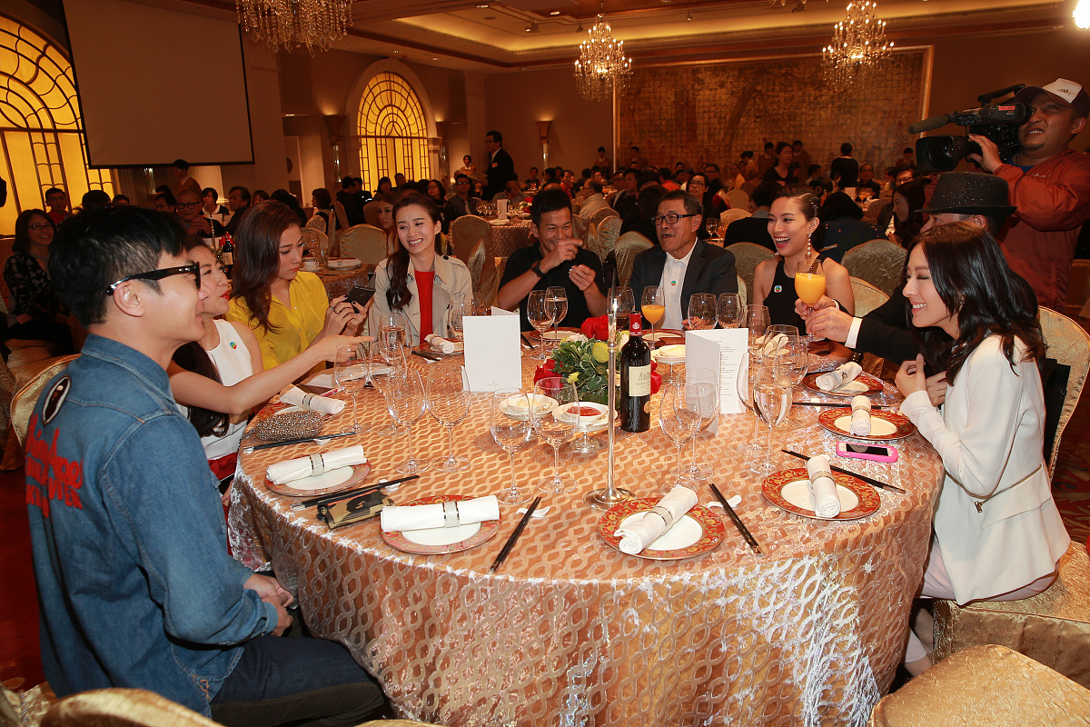 我组织了一个颁奖典礼活动邀请了一些嘉宾来参与负责为获奖者颁奖。在颁奖活动之后还有一个聚餐畅聊环节我想邀请那些已经答应参与颁奖的嘉宾们在颁奖完之后继续参与到聚餐活动中来请问我应该如何表达能显得得体而有吸引力? 我组织了一个颁奖典礼活动邀请了一些嘉宾来参与负责为获奖者颁奖。在颁奖活动之后还有一个聚餐畅聊环节我想邀请那些已经答应参与颁奖的嘉宾们在颁奖完之后继续参与到聚餐活动中来请问我应该如何表达能显得得体而有吸引力?