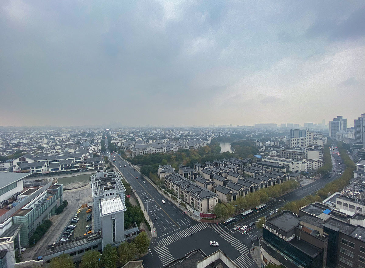 2019年11月18日,江苏苏州,受较强冷空气影响,气温下降,并伴有5～7级的