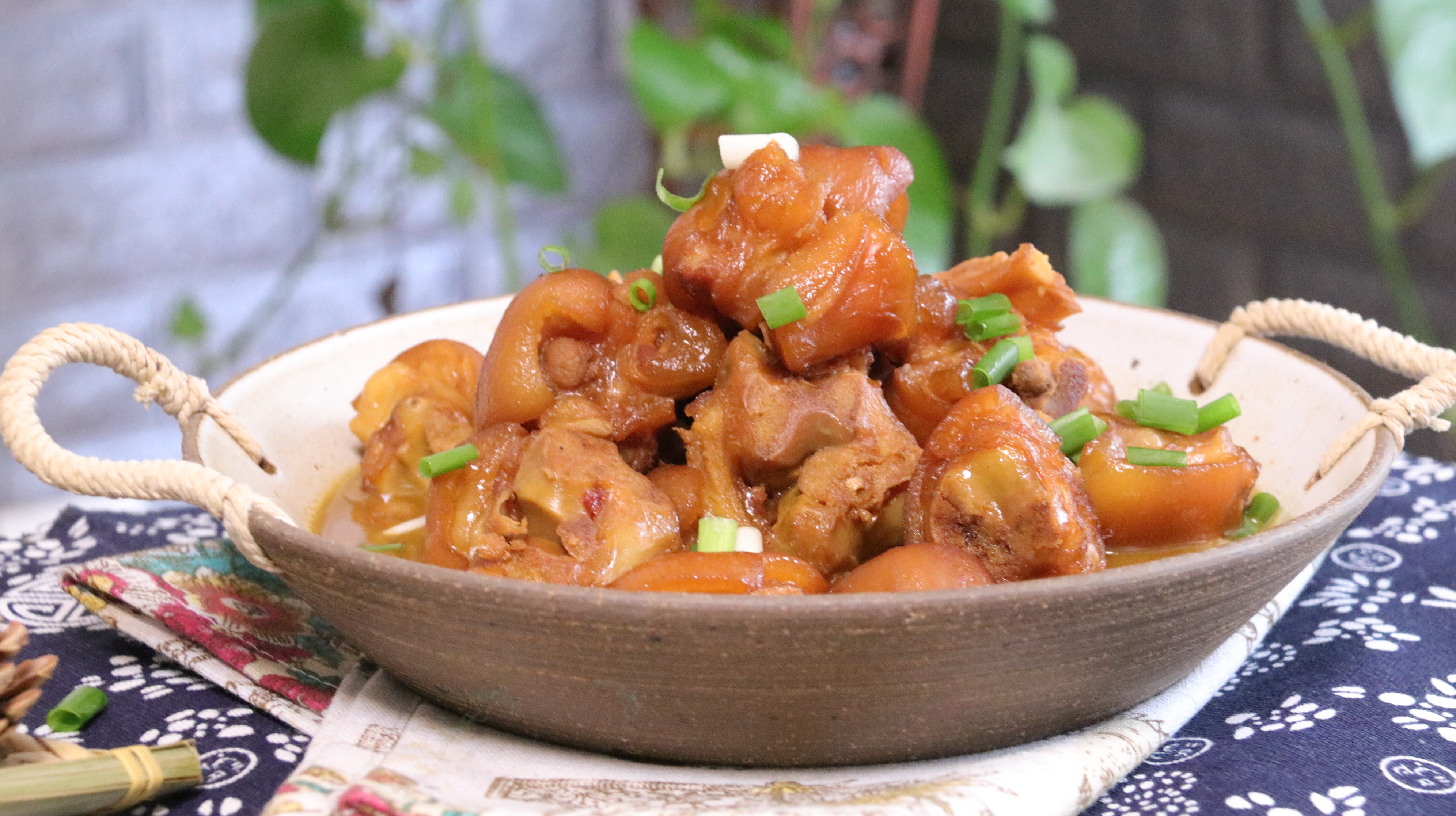 红烧猪蹄的家常做法,色泽红亮、肉质软烂,看着就有食欲