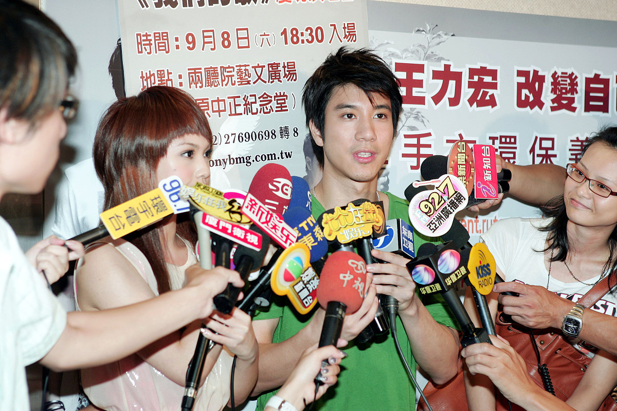 2007年8月28日,台北,王力宏"改变自己"二手衣环保义卖开始.王力宏,杨