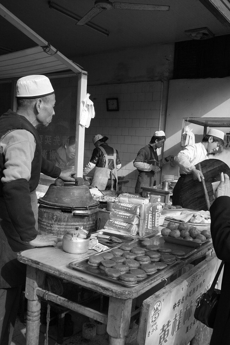 儿时记忆：妖异天空下的肉夹馍早餐店