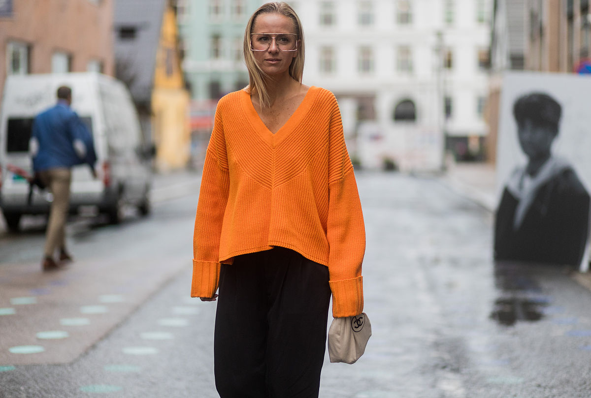 秋季复古针织穿搭指南：卡其色针织衫、橙色趣味印花和蓝色大翻领连衣裙