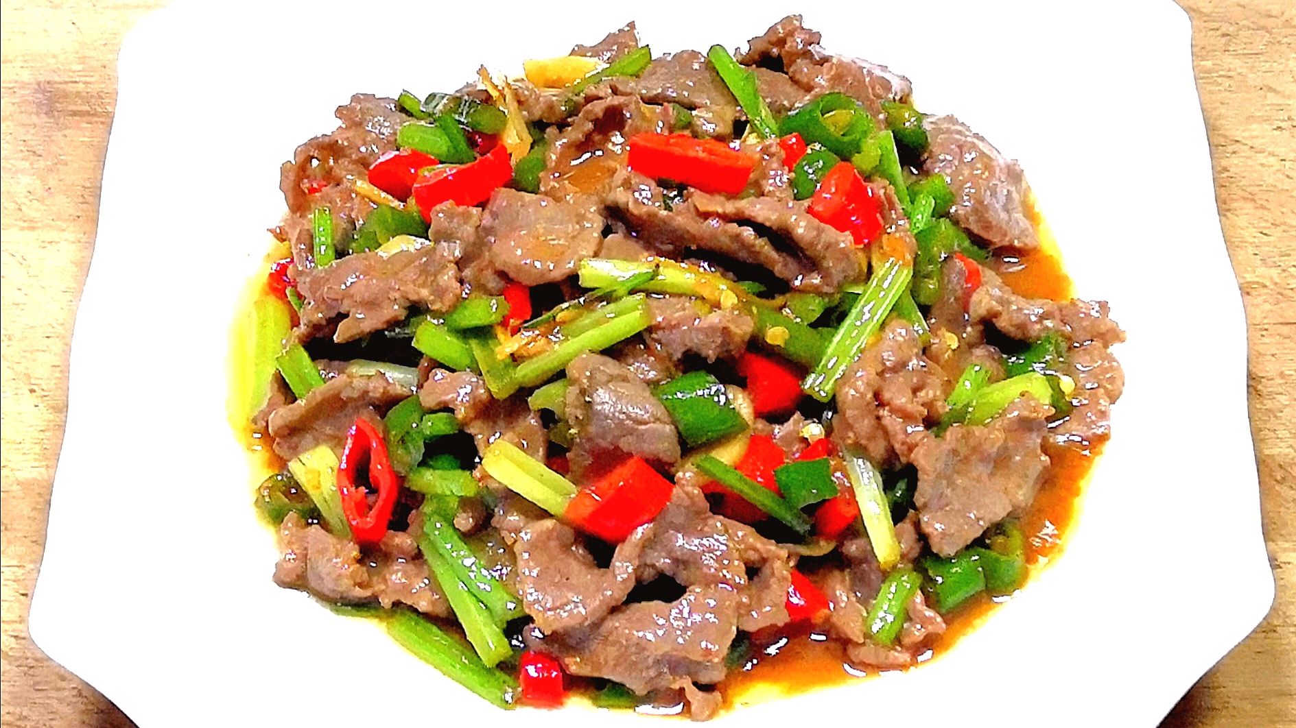 小炒黄牛肉这样做,咸鲜微辣,肉片嫩滑,一盘不够吃