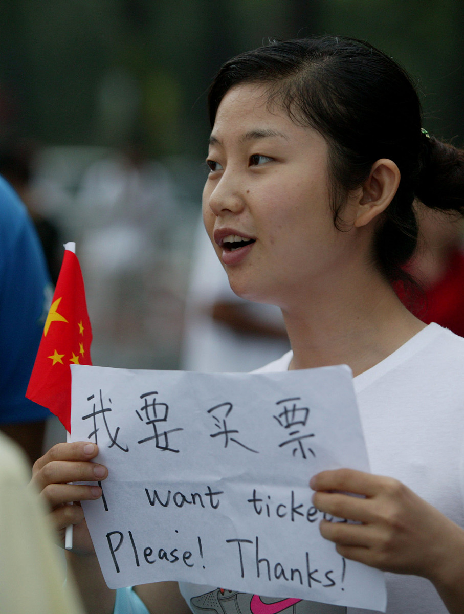 昨天傍晚,五棵松篮球馆外,一位女球迷拿着牌子求购中国男篮和美国"梦