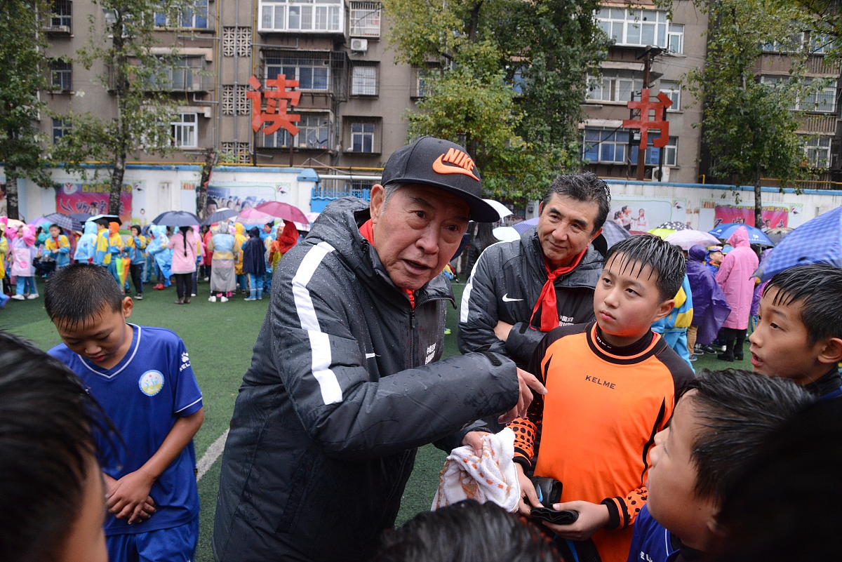 体育委员暖心举动，帮助同学重返校园