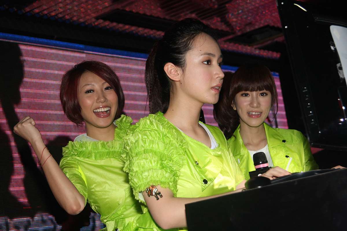 2009年4年16日,上海,黑girl出席其代言游戏fifa ol2的宣传活动.***_**
