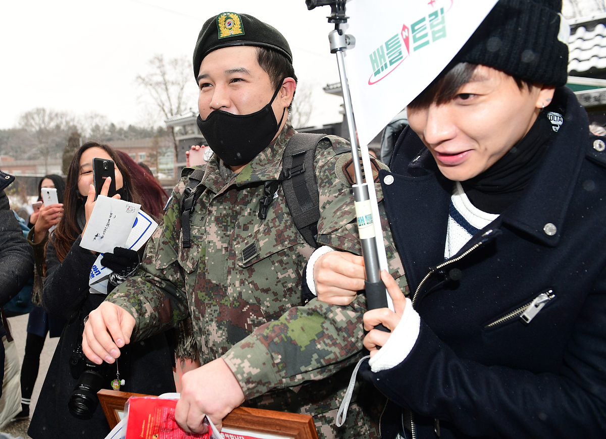 2016年12月23日,首尔,superjunior成员神童顺利圆满现役退伍.***_***