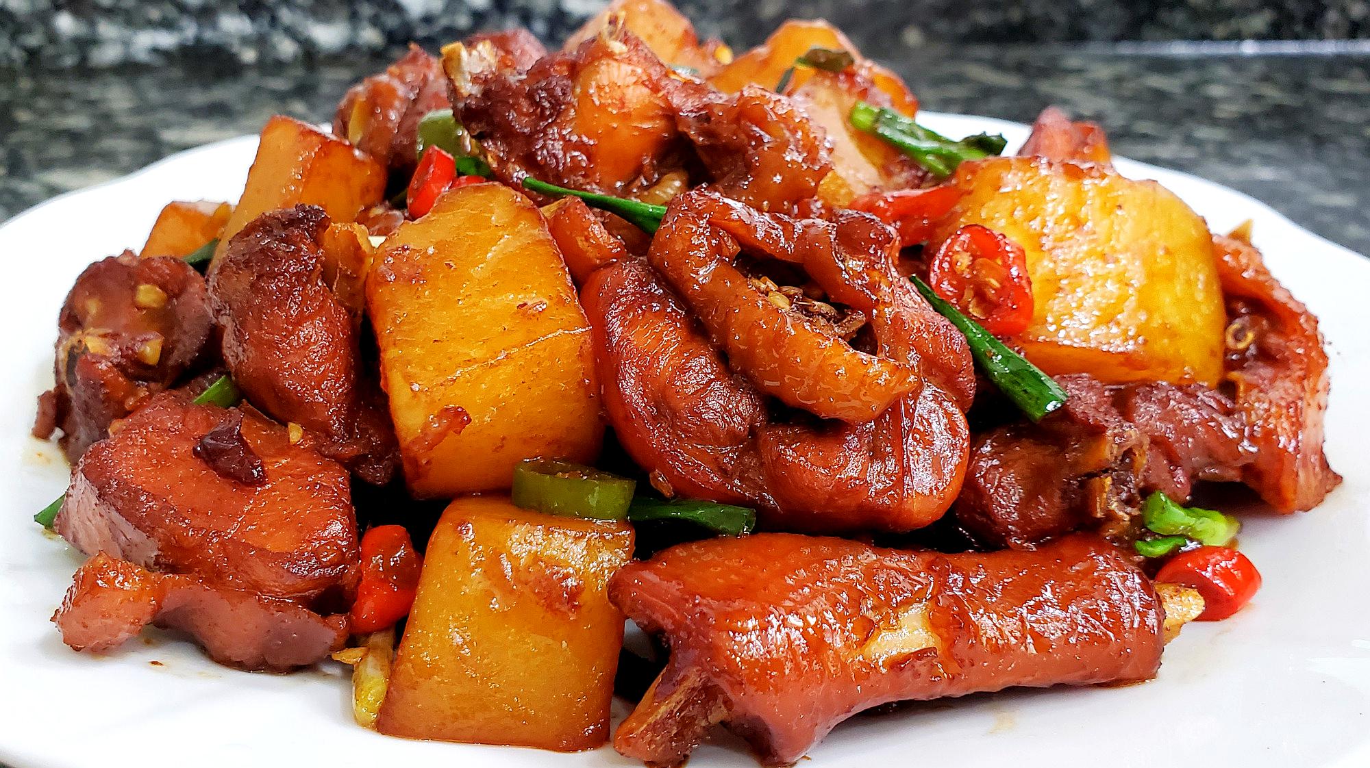 鸡肉炖土豆做得好吃不容易,大厨教你做,比饭店的还好吃