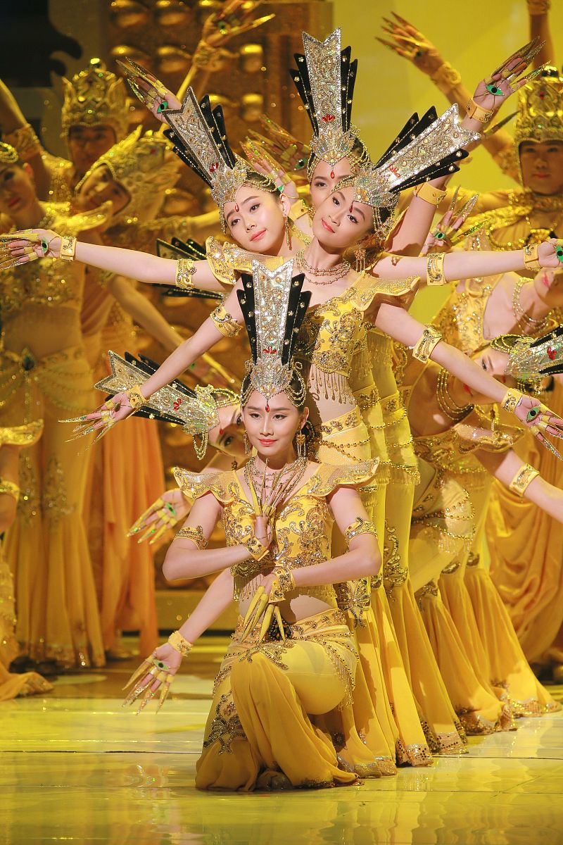 邰丽华一个美丽的中国女孩2岁时因高烧失去听力成了聋哑人。她在15岁时开始学习舞蹈从此舞姿成了她心灵的语言。邰丽华虽然是个残疾人但是从来没有自暴自弃她比平常人还多了一样东西——坚强。她以非凡的毅力在舞蹈上创造出不平凡的业绩。她领舞的《千手观音》在央视春节联欢晚会上给观众带来了视觉的享受和心灵的震撼。她还曾以舞蹈《雀之灵》成为中国唯一登上美国纽约卡内基音乐厅和意大利斯卡拉大剧院两大世界顶级艺术殿堂的舞