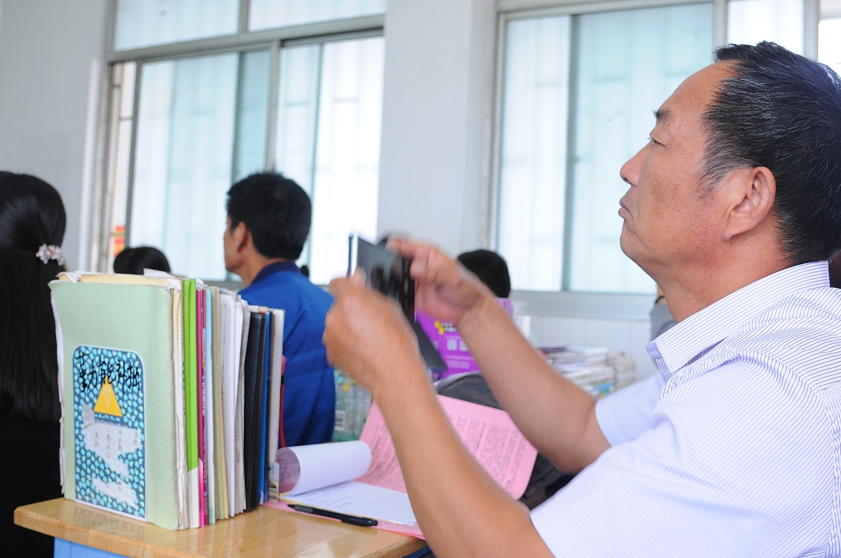 八年级家长会 PPT 制作指南：提升成绩，助力中考